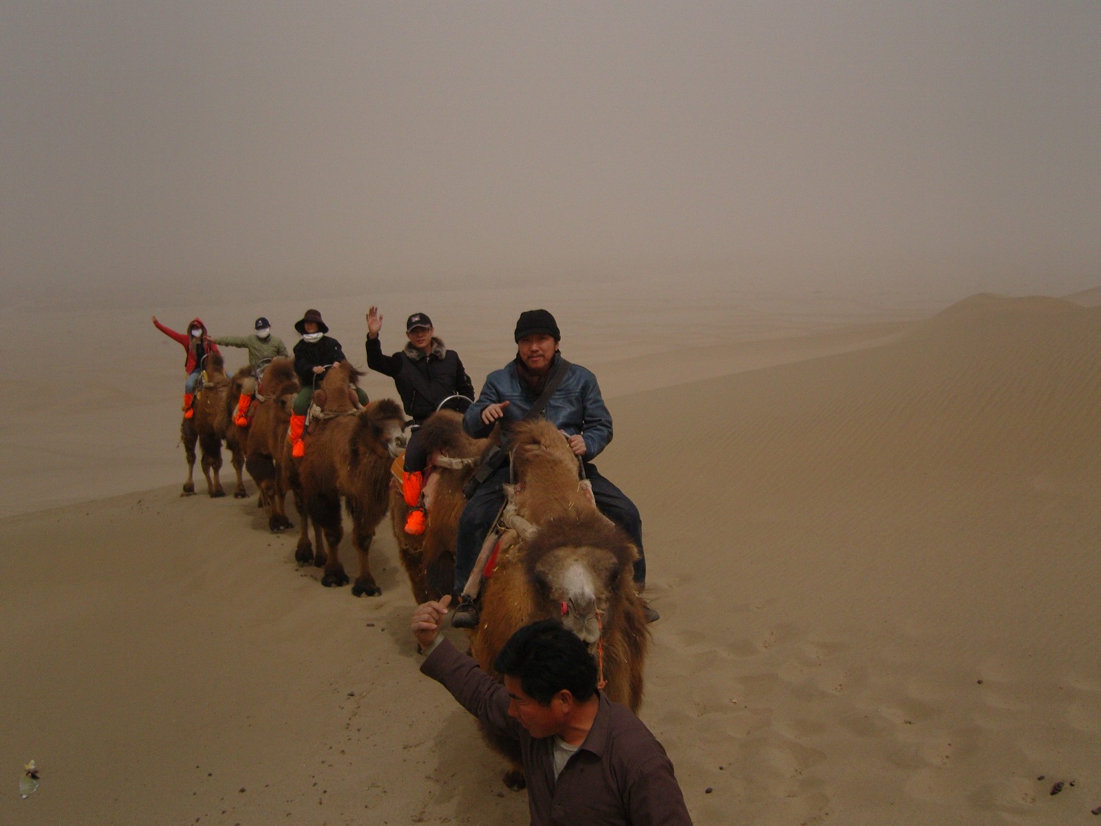 45 2007年5月 武艺老师与2008届一工作室同学在鸣沙山