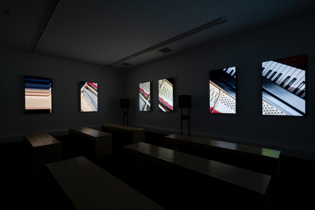 展览现场，《异步-沉溺》(2017)，坂本龙一 + 高谷史郎,“观音·听时”,木木美术馆（钱粮胡同馆），北京，2021