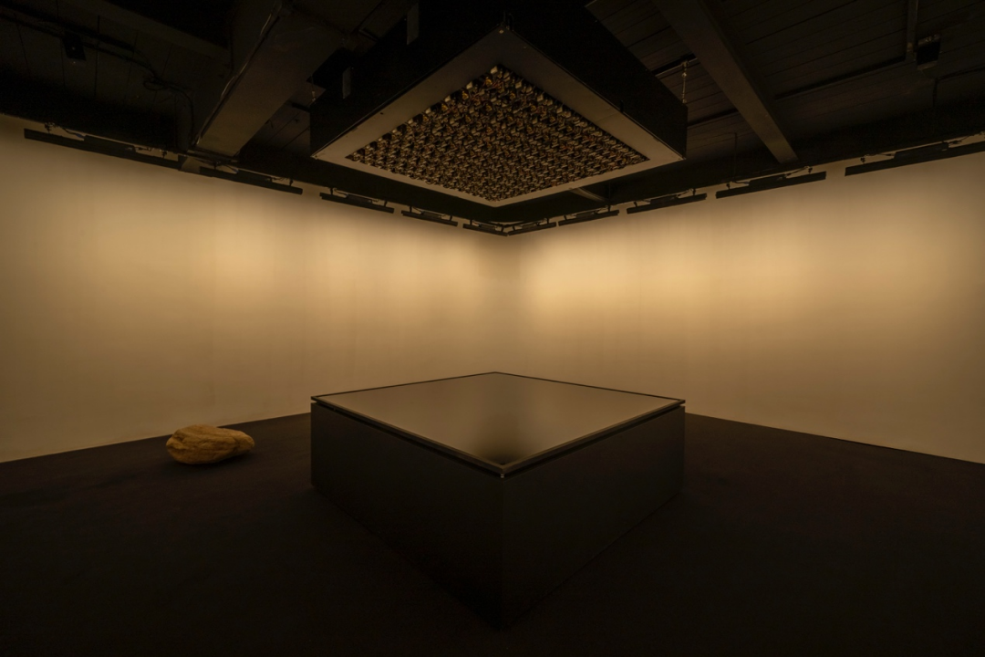 展览现场，《水的样态1》(2013)，坂本龙一 + 高谷史郎,“观音·听时”,木木美术馆（钱粮胡同馆），北京，2021