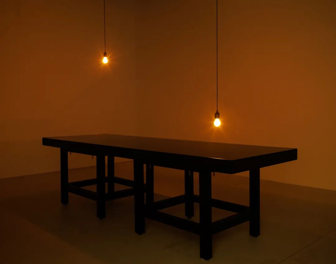 王功新 《对话》，桌子、铁容器、灯泡、马达、墨水 300 x 100 x 89 cm，1995