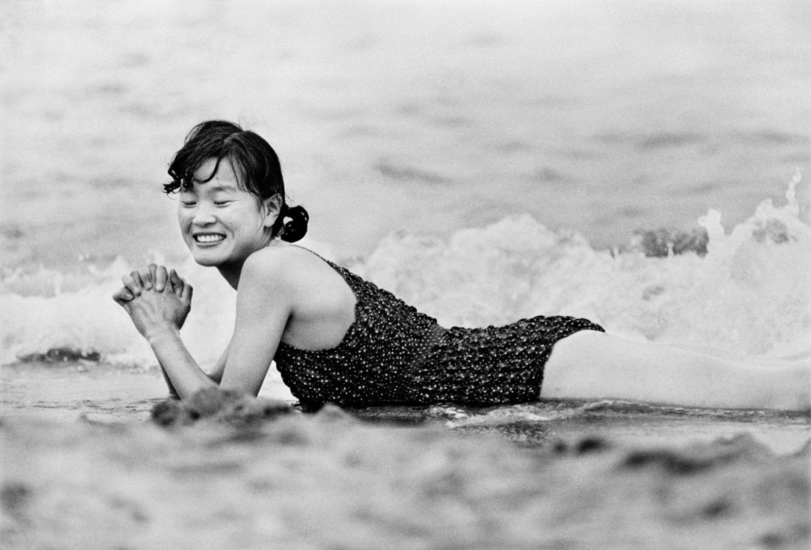 北戴河度假区沙滩上摆拍的女子，河北，1982年，photo(s)©刘香成