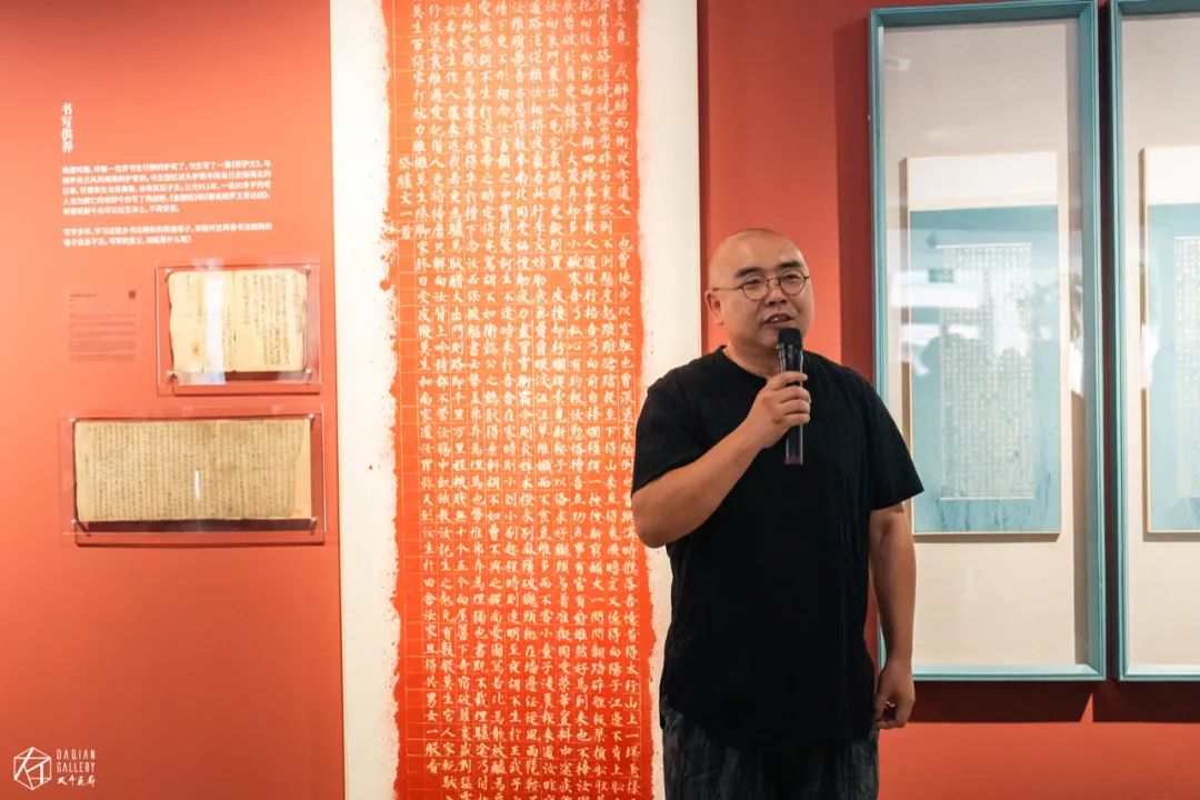 展览「何关汝事·黄秋原个展」开幕现场｜艺术家黄秋原先生为展览开幕式发表致辞