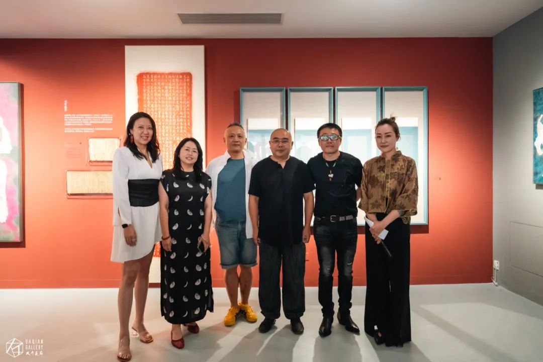 展览「何关汝事·黄秋原个展」开幕现场｜嘉宾合影（左起）：大千画廊主高小棋女士，艺术家黄秋原夫人周国荣女士，著名艺术家、策展人史金淞先生，艺术家黄秋原先生，画家任重先生，大千画廊主理人王娅琼女士