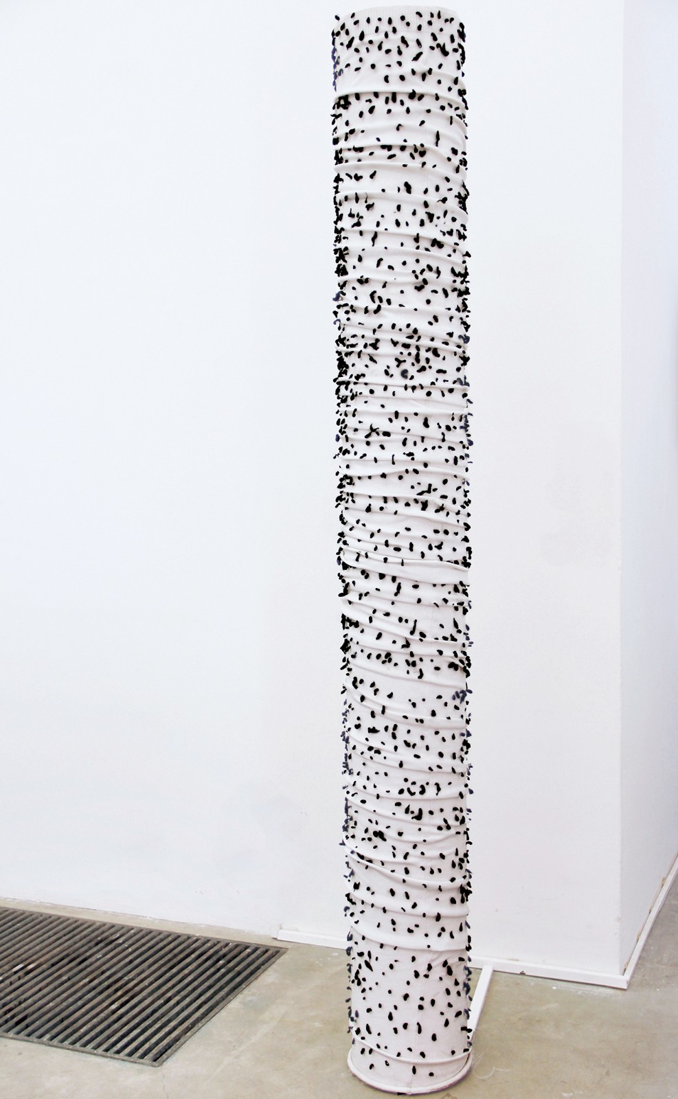  吴梦诗《虫》，装置，腈纶、涤棉、电机，直径30×220cm，2013