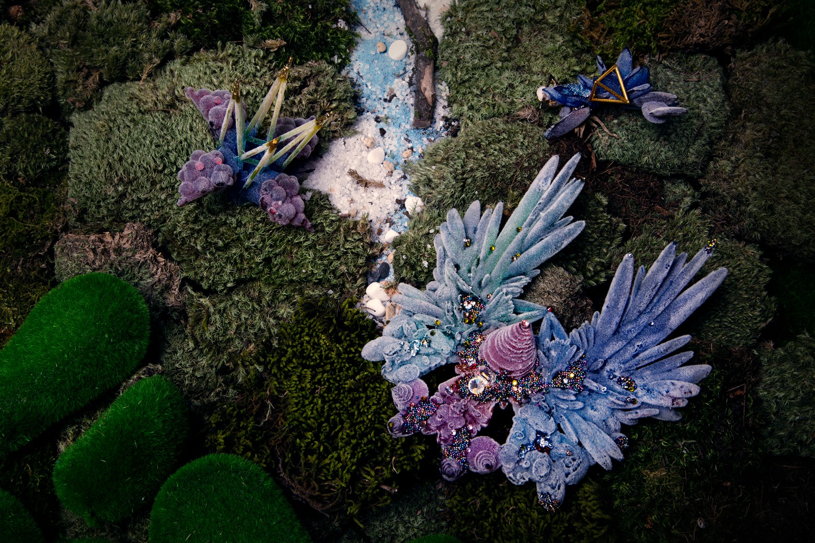 黄小黛《变异的‘生物’》3D打印树脂、宝石、银、植绒，钢等，15—30cm不等，2016