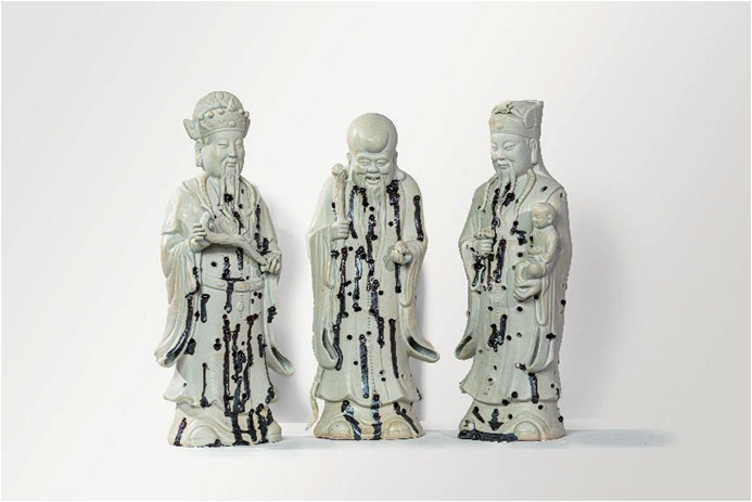 18《透透气》，行为影像作品泥丸、陶瓷塑像，21×14×54cm×3， 视频时长：3 分 37 秒，2021 年