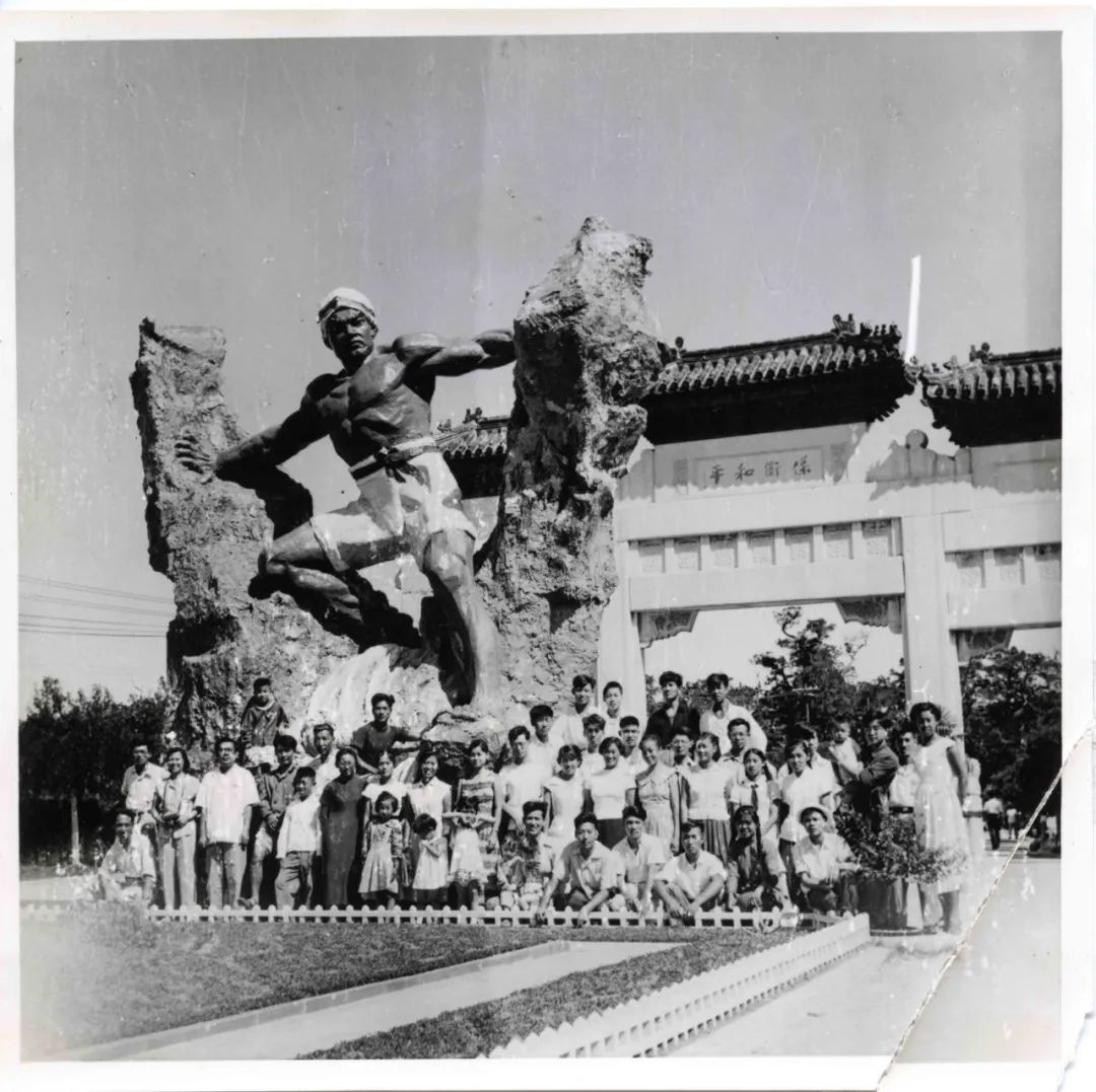 18 1958年，刘士铭作品《劈山引水》在保卫和平坊前落成合影