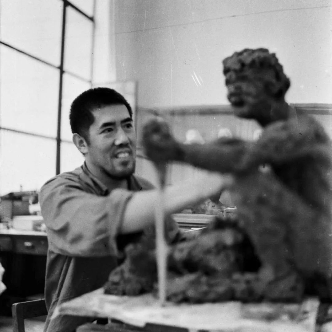 19 1970年代，刘士铭在中国历史博物馆制作山顶洞人布景箱