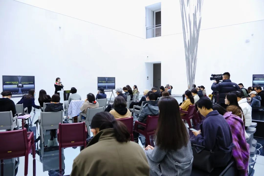 3 论坛第一场开幕现场，浦东美术馆董事长李旻坤女士发言