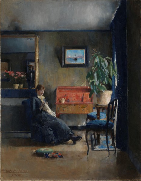 一幅画，一个穿着蓝色连衣裙的女人懒洋洋地躺在客厅的椅子上。房间的窗户旁边有一株室内植物，光线从窗户倾泻而出。