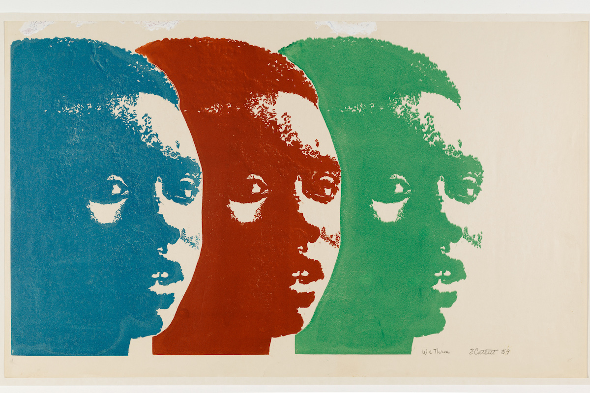 一幅印有黑人妇女头部的印刷品，印刷了三次。她的头部以蓝色、红色和绿色显示。头部在某种程度上相互重叠。