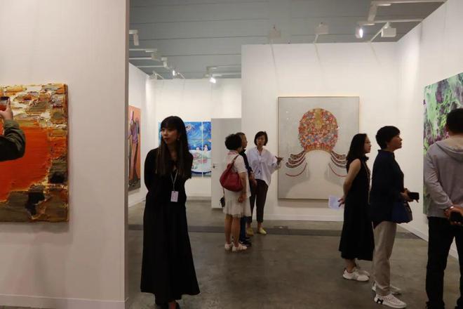 巴塞尔艺术展香港展会开幕，全球242间顶尖画廊齐聚维港