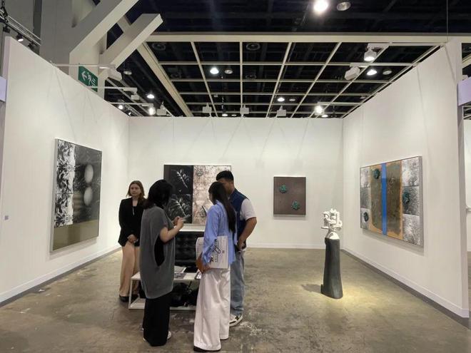 巴塞尔艺术展香港展会开幕，全球242间顶尖画廊齐聚维港