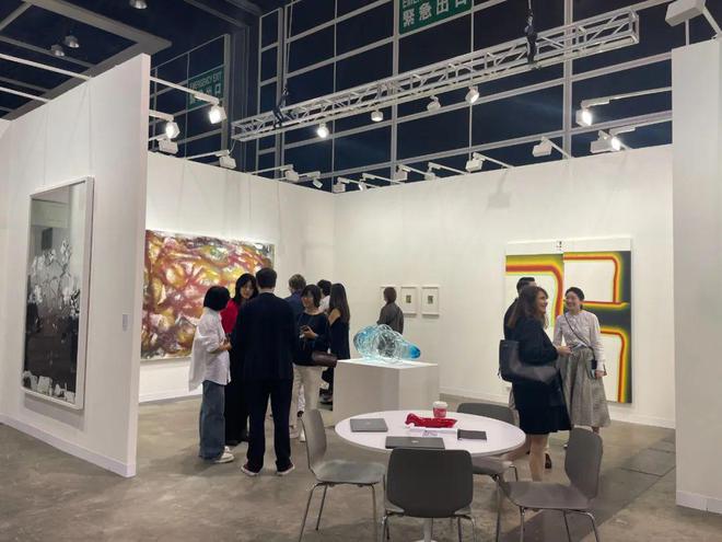 巴塞尔艺术展香港展会开幕，全球242间顶尖画廊齐聚维港