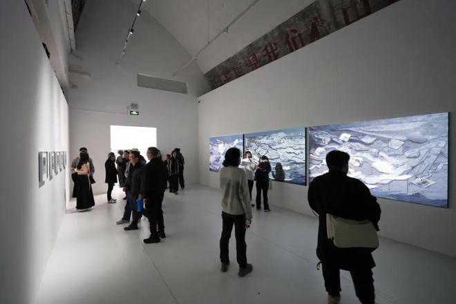 艺术家张文超：“隐在一座剧场里经过”展览在北京开幕