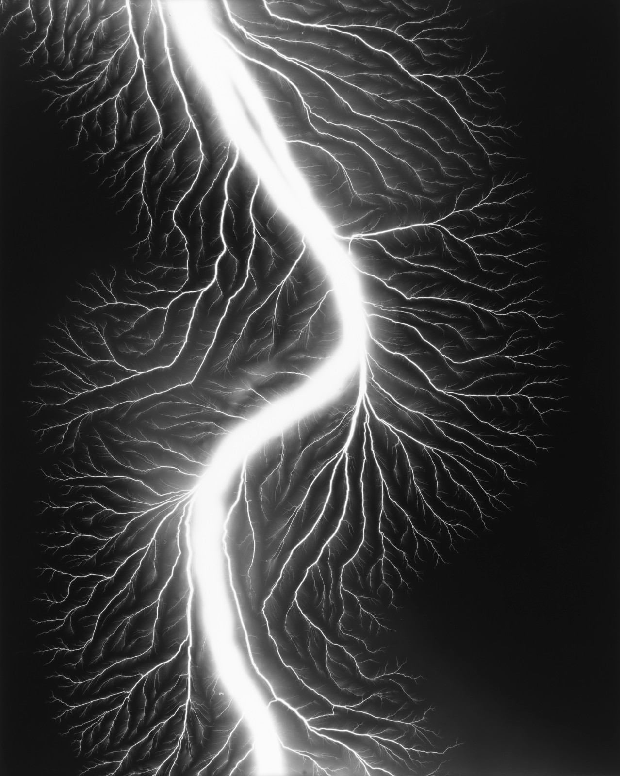 07杉本博司，《放电场 225》，2009，明胶银盐相纸，149.2×119.4 cm。© Hiroshi Sugimoto，图片由艺术家提供。