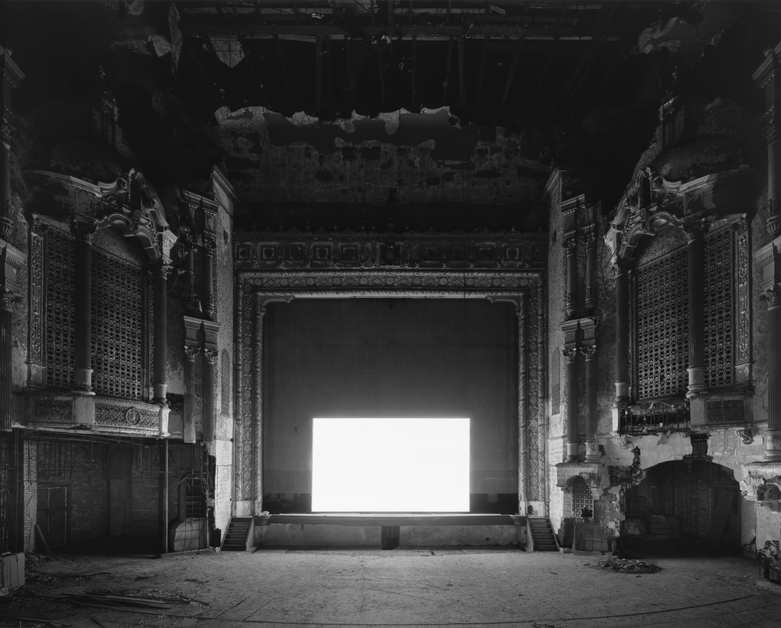09杉本博司，《基诺沙剧院，基诺沙》，2015，明胶银盐相纸，119.4 × 149.2 cm。©Hiroshi Sugimoto，图片由艺术家提供。