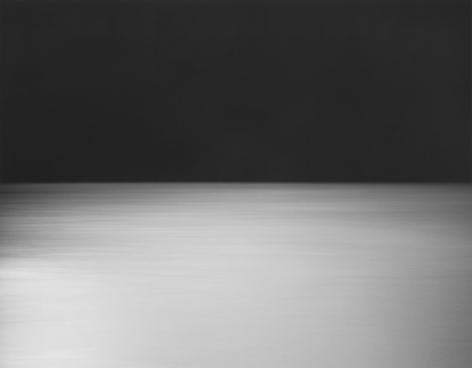 14杉本博司，《相模湾，热海市》，1997，明胶银盐相纸，119.4 × 149.2 cm。©Hiroshi Sugimoto，图片由艺术家提供。