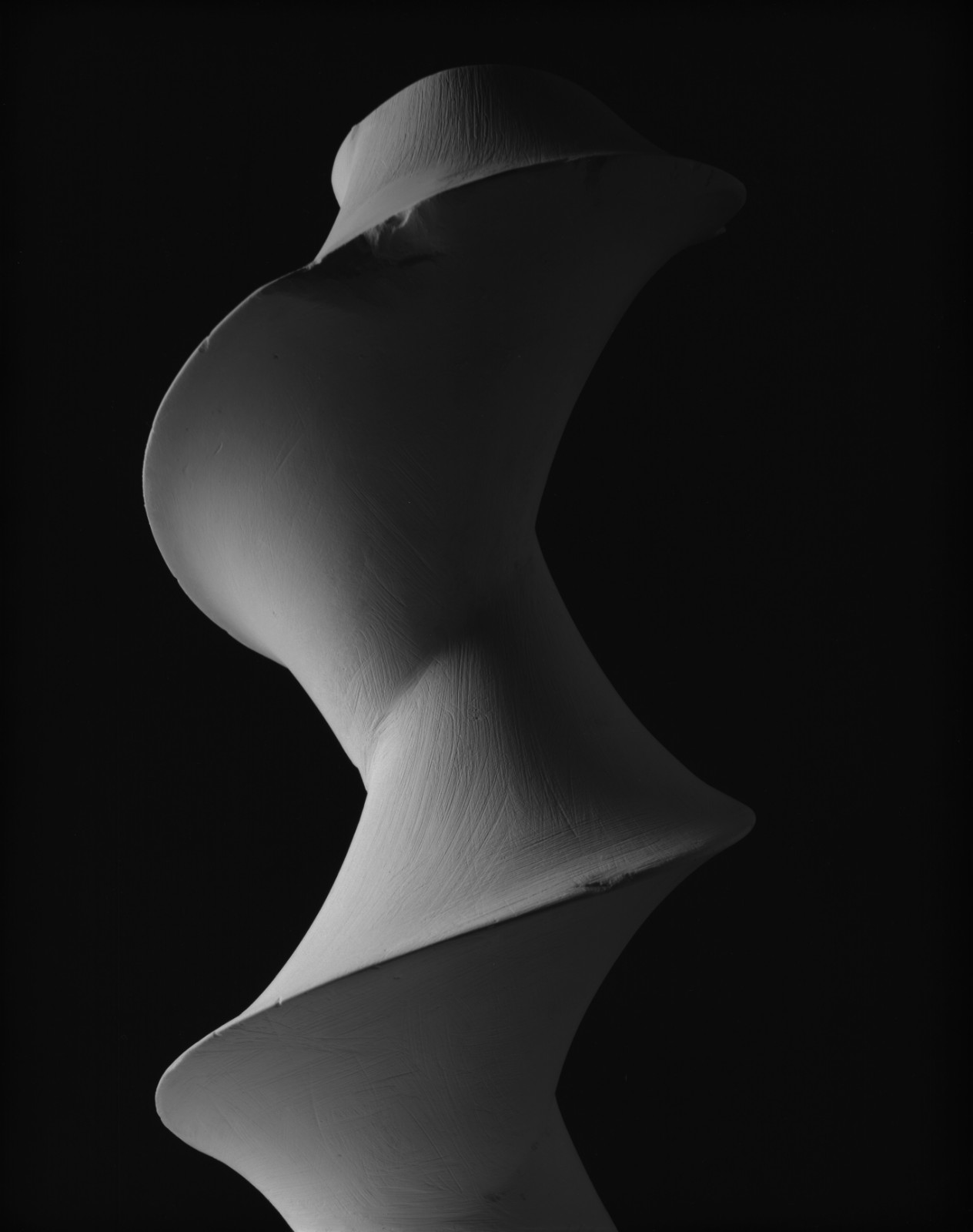 16杉本博司，《观念之形 0003迪尼曲面：扭转伪球面得到的恒定负曲率曲面》，2004，明胶银盐相纸，149.2 × 119.4cm。© Hiroshi Sugimoto，图片由艺术家提供。