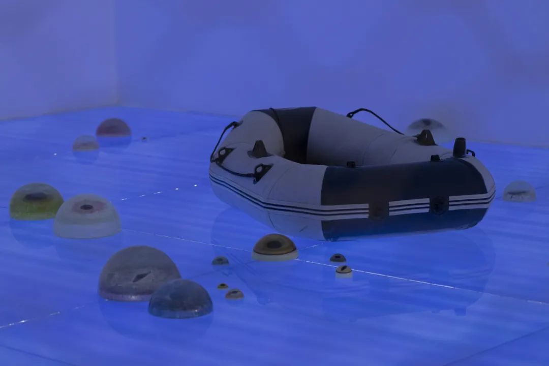 1沈远，《我被视，我不被显》，2017，灯箱、铁丝⽹、树脂、橡⽪艇，980 × 820 × 530 cm