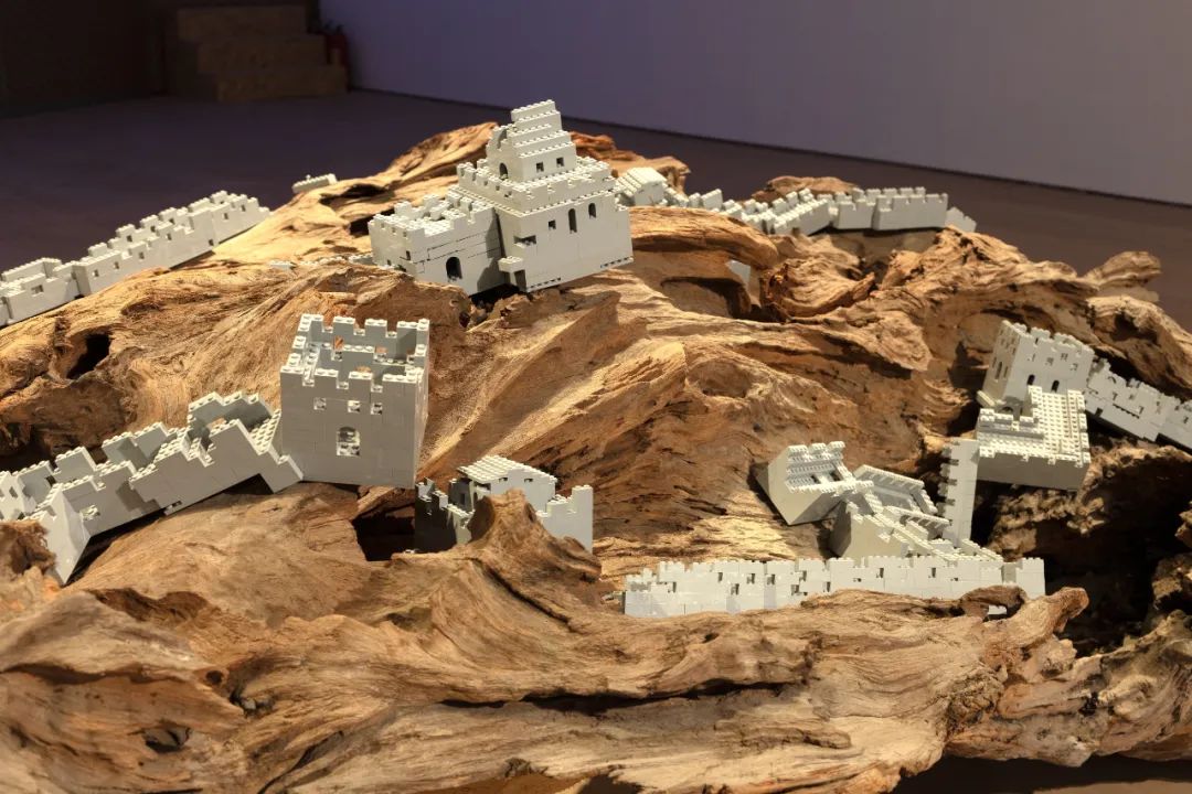 3 沈远，《延长的根》, 2005–2023，树根、乐⾼砖块，960 × 500 × 260 cm
