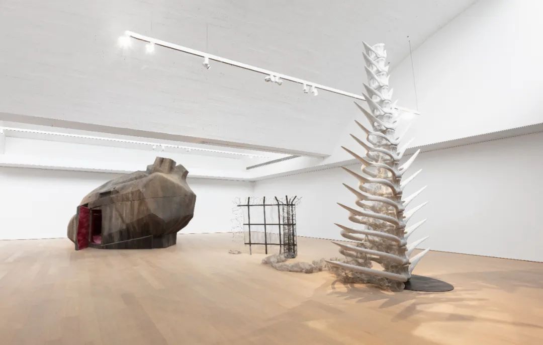 1沈远，《密室逃脱》，2024，玻璃钢、铁丝⽹，1200 × 700 × 600 cm