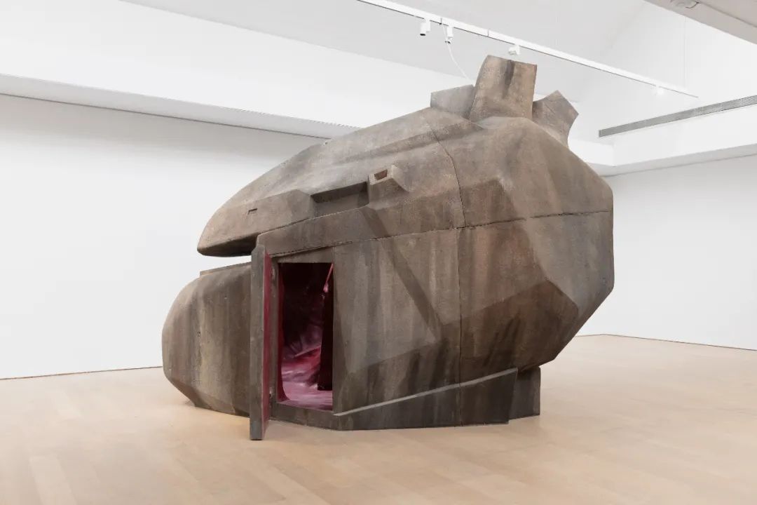 2沈远，《密室逃脱》，2024，玻璃钢、铁丝⽹，1200 × 700 × 600 cm