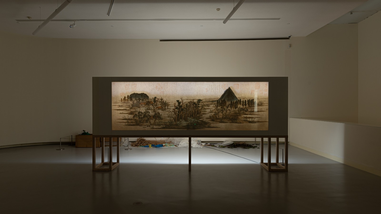 徐冰，《背后的故事：题跋研究》综合媒材及灯光装置，115 × 366 cm（作品玻璃尺寸），2020—2024