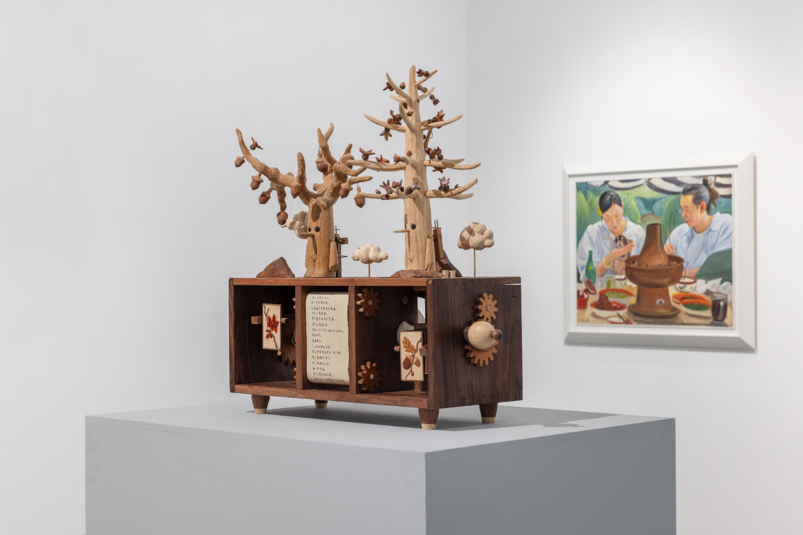 周吾轩，《橡树与木棉》，2025，木、黄铜、羊皮纸，100 × 80 × 50 cm，致谢艺术家