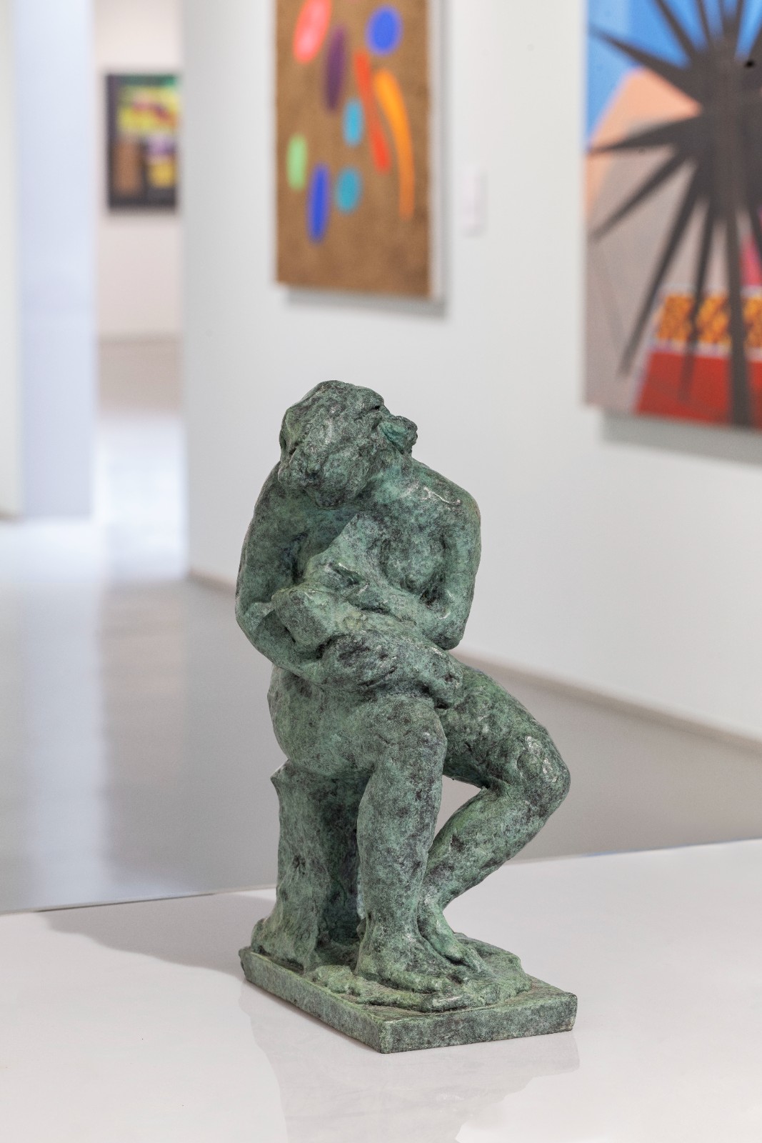 曹春生，《母与子》，1963，泥塑，9 × 30 × 16 cm，致谢艺术家
