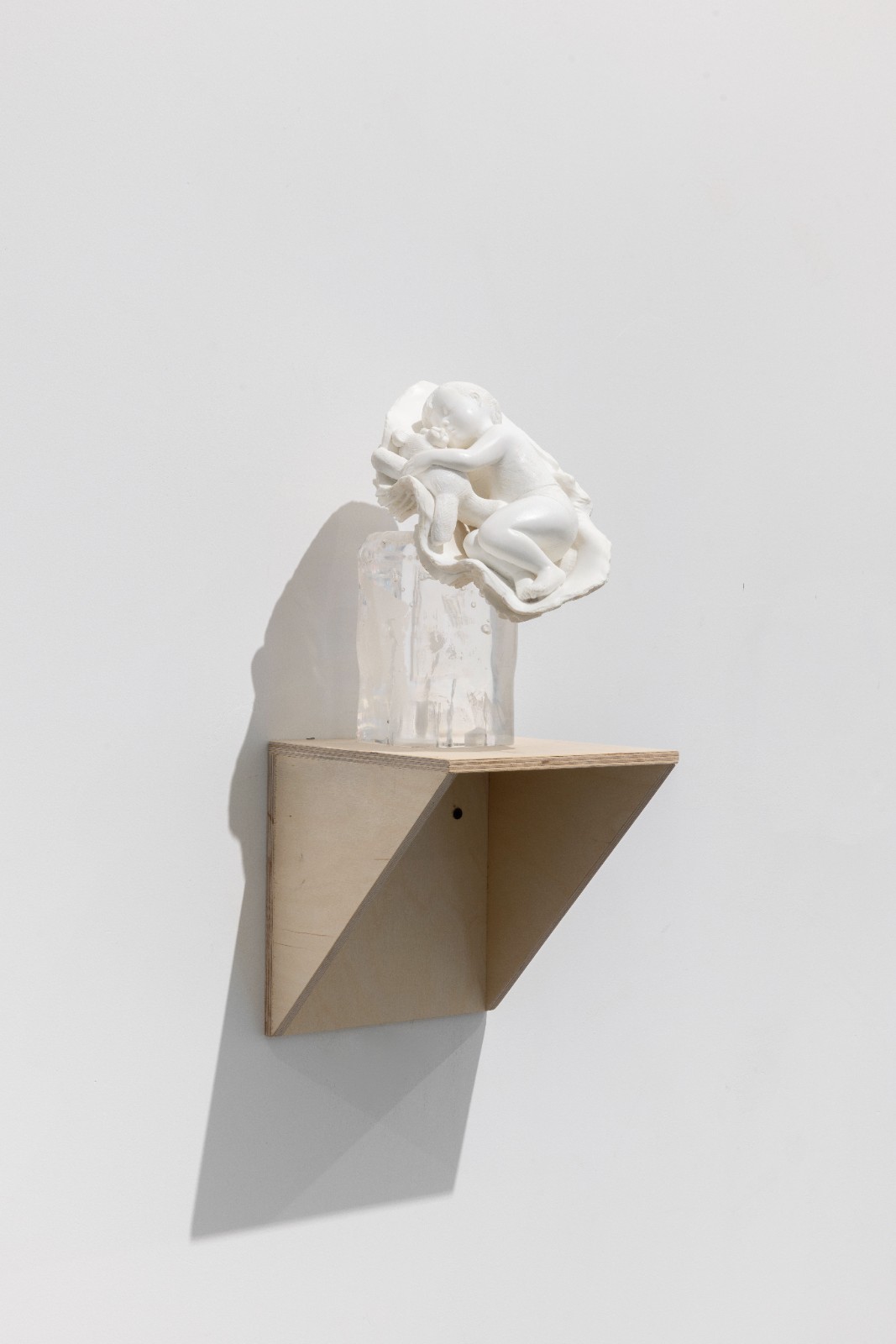 周思旻，《入梦》，2011，石膏，21 × 15 × 10 cm，致谢艺术家