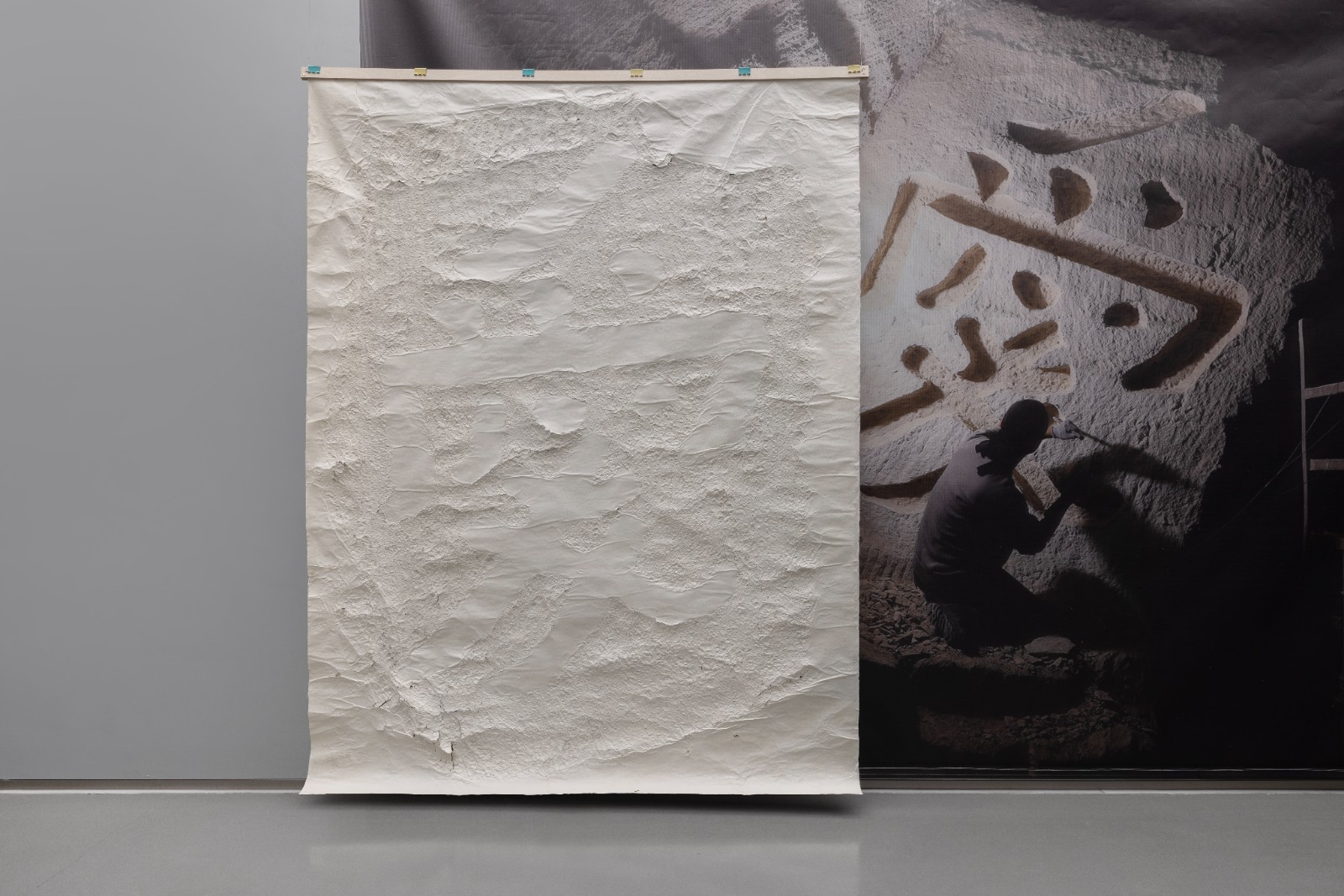 郑江，《作品《爱》的现场记录 》，2025，哑光相纸，100 × 150cm，致谢艺术家