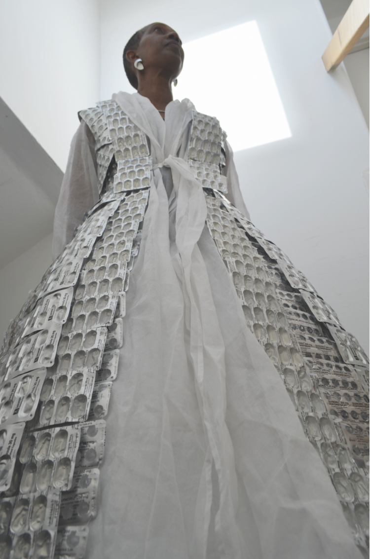 她用“6279颗避孕药”做成婚纱，代表女性一生服用总量？网友炸了：比恐怖片还可怕