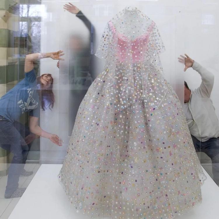 她用“6279颗避孕药”做成婚纱，代表女性一生服用总量？网友炸了：比恐怖片还可怕