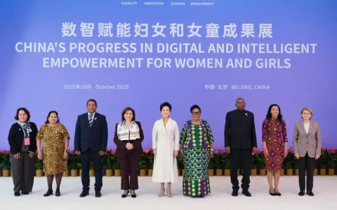 彭丽媛出席全球妇女峰会配套活动“数智赋能妇女和女童成果展”